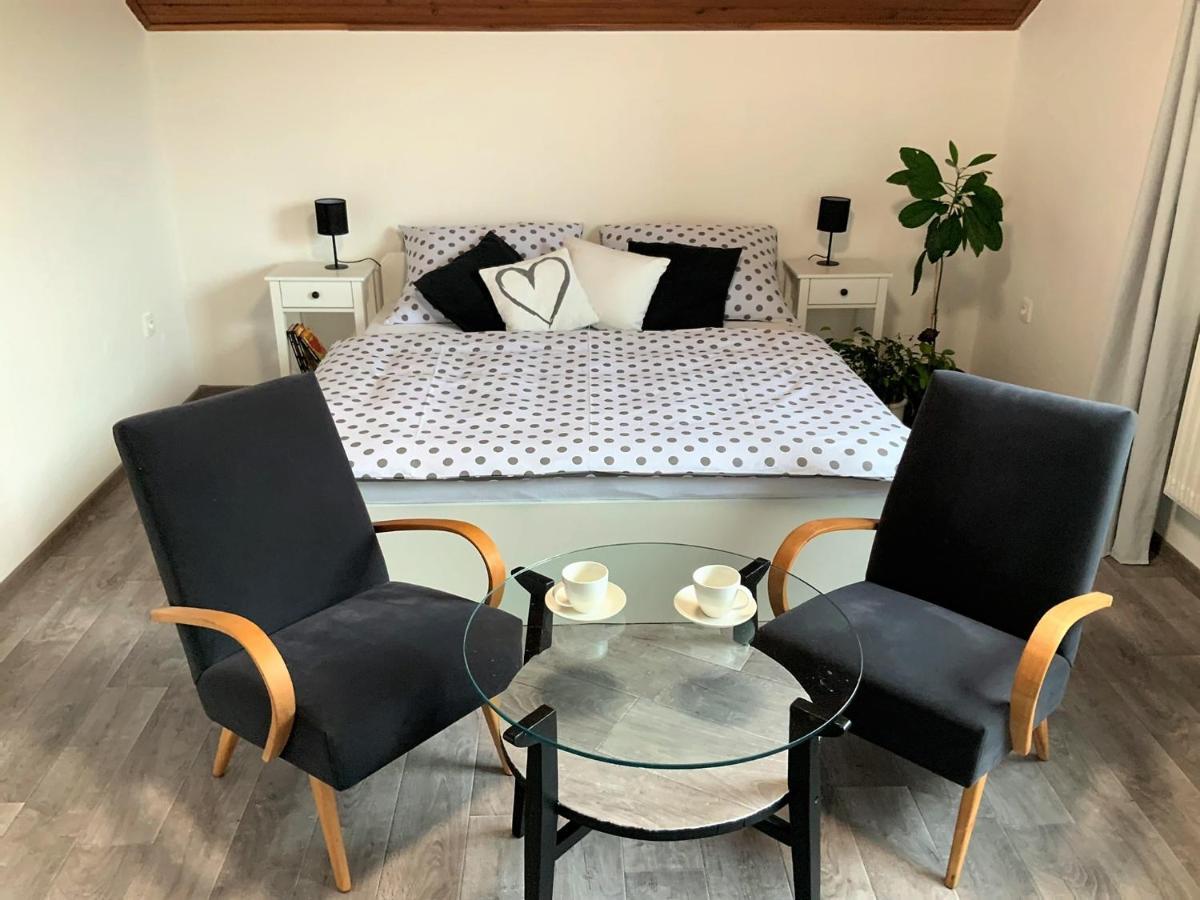 Apartman V Podkrovi Hostinné Zewnętrze zdjęcie