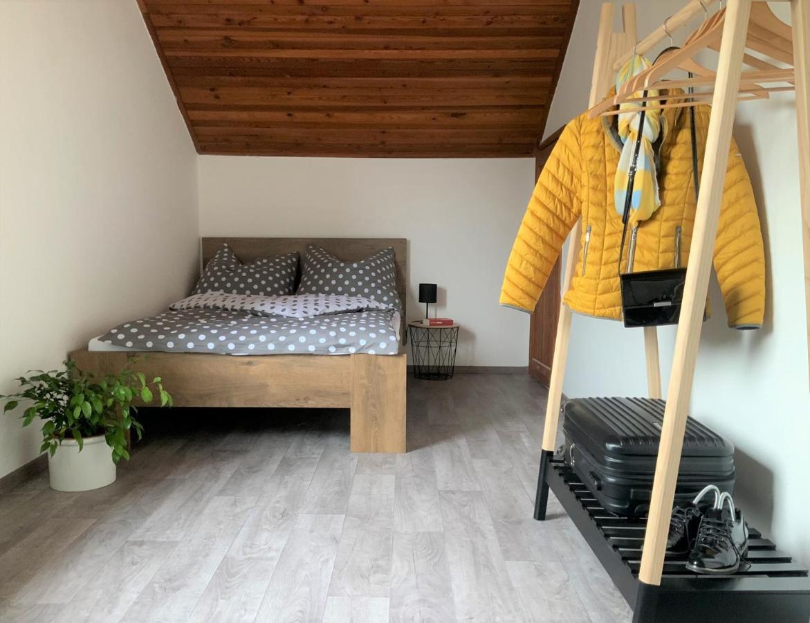Apartman V Podkrovi Hostinné Zewnętrze zdjęcie