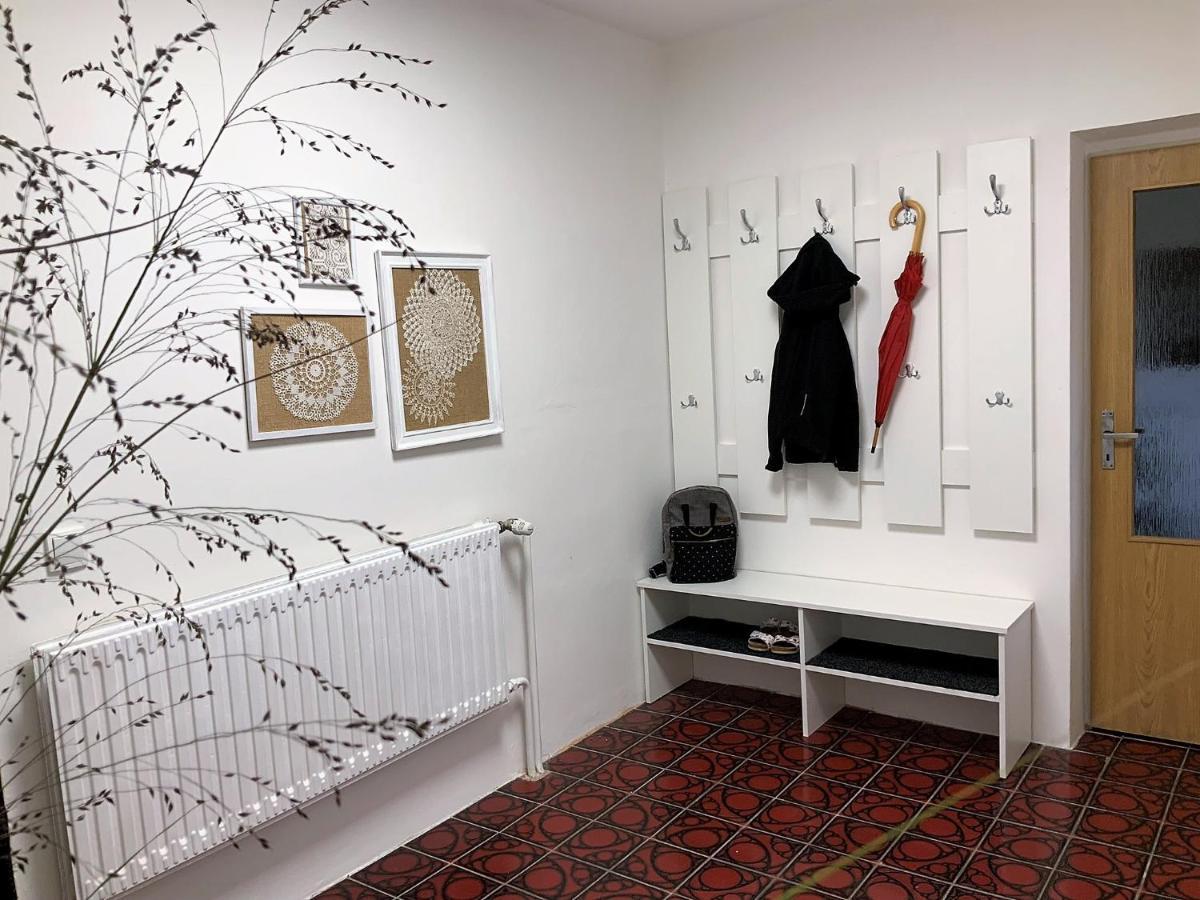 Apartman V Podkrovi Hostinné Zewnętrze zdjęcie