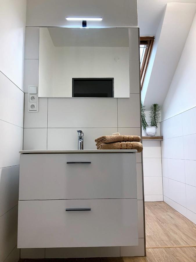 Apartman V Podkrovi Hostinné Zewnętrze zdjęcie