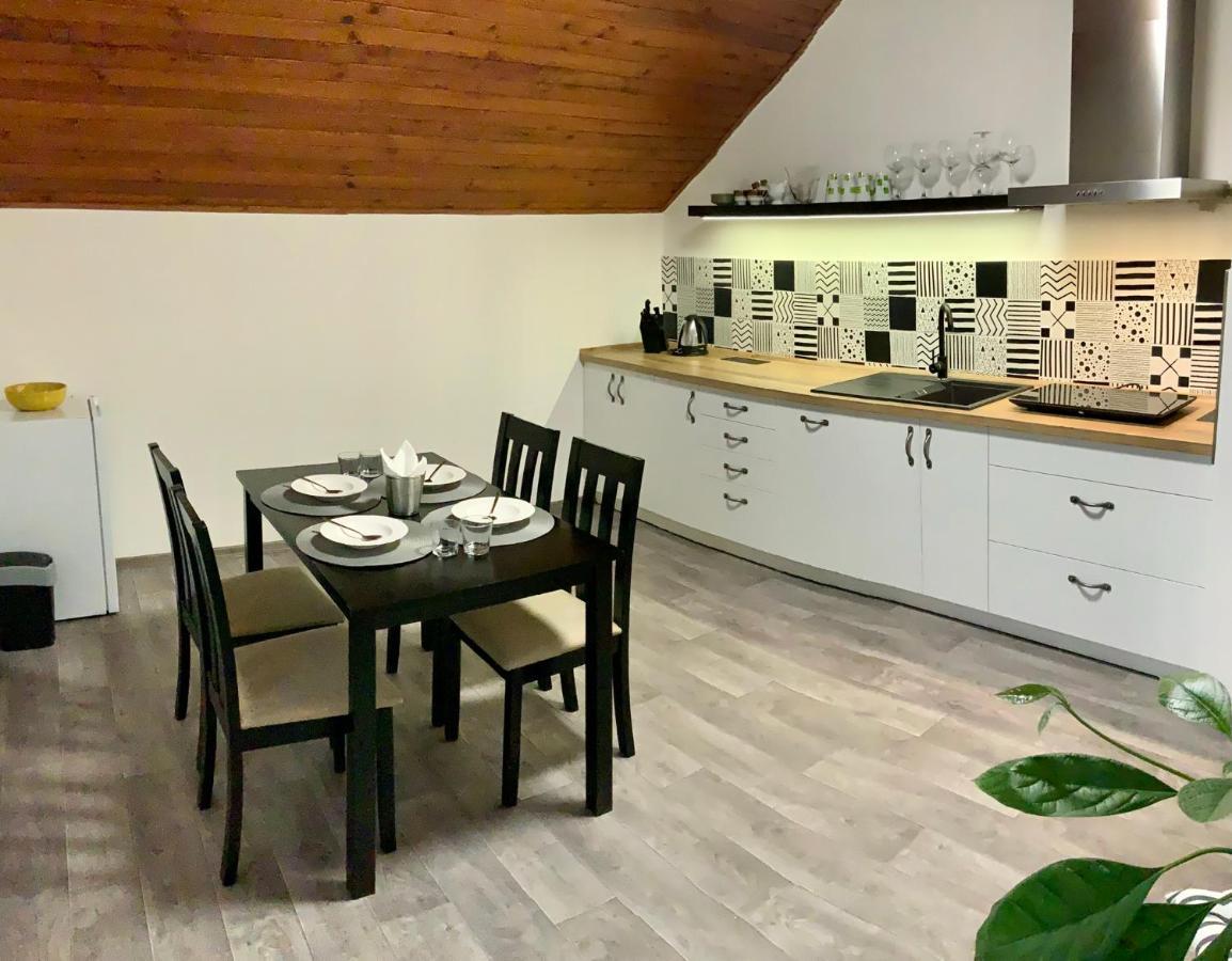 Apartman V Podkrovi Hostinné Zewnętrze zdjęcie